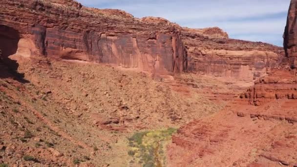 Drone Fly Back In Grand Canyon kloof met rode rotsen vormen en droge rivierbedding — Stockvideo