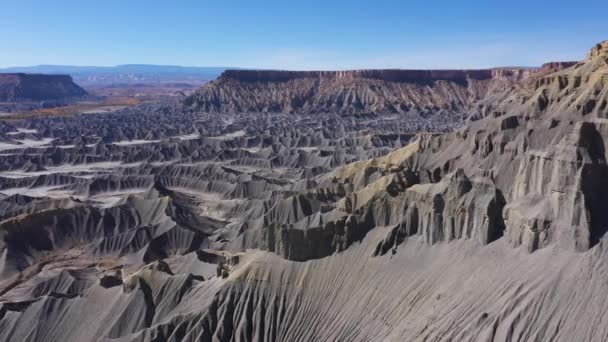 Crestas y gargantas de muchas montañas de acero gris arenisca en Canyon Butte — Vídeos de Stock