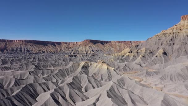 Bergketens in Foothill of Steel Gray Mudstone Formation in Factory Butte — Stockvideo