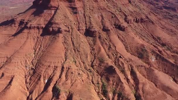 Top formacja Red Rock Butte w Colorado River Valley Strzał z powietrza w dół — Wideo stockowe