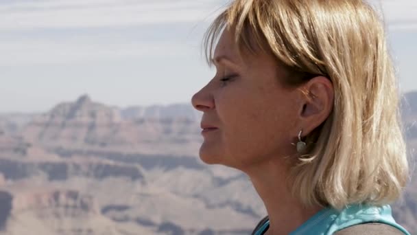 Close Up Woman Turistické Stojany Na vrcholu Grand Canyon Dýchání Čistý čerstvý vzduch — Stock video