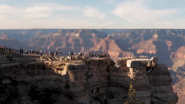 Grand Canyon, Arizona - Október 17, 2019: Timelapse Turisták a View Point — Stock videók