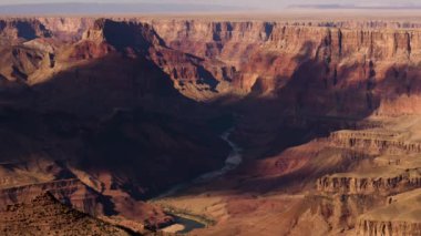 Günbatımında Büyük Kanyon Ulusal Parkı ve Colorado Nehri 'nin Hızlandırılmış Geçidi