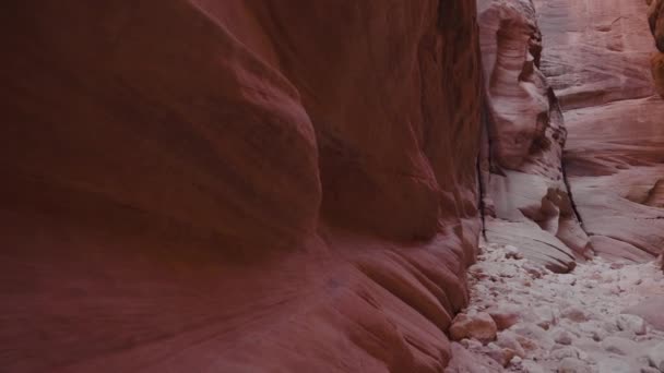 Movimento na parede vermelha do Canyon de arenito no oeste dos Estados Unidos — Vídeo de Stock