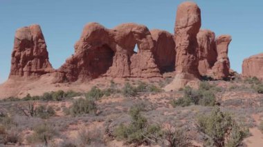 Güneşli bir günde Arches Park 'ta Kırmızı Turuncu Kaya Zirveleri oluşumu