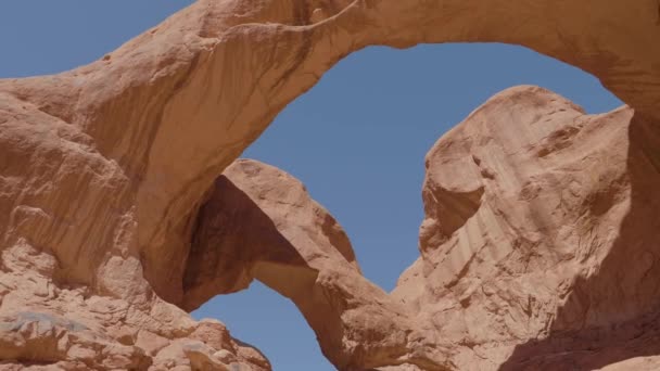 Due archi di pietra in un massiccio di roccia arenaria nel Parco Nazionale degli Archi Utah USA — Video Stock