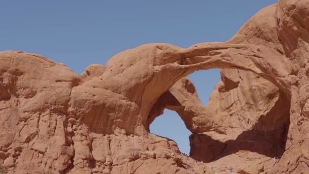 Arches, Utah - 22 października 2019: Podwójne kamienne łuki w skalnej masywie piaskowca — Wideo stockowe