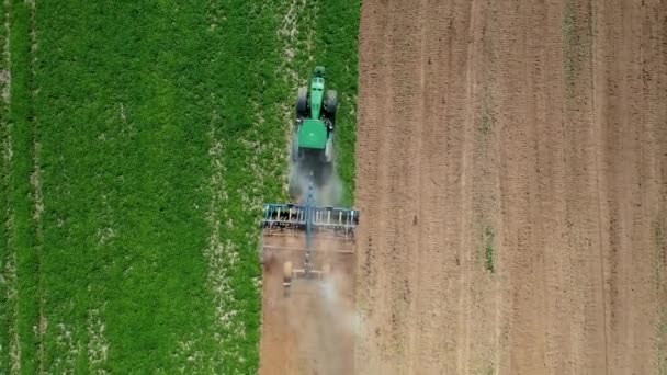 Traktor Ploughs Zelené zemědělské pole před výsadbou Crop Aerial Top