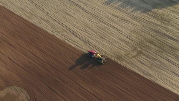 Traktor pflanzt Saatgut von Getreidepflanzen in landwirtschaftlichen Feld Luftaufnahme — Stockvideo