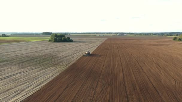 Тракторные посадки семян зерновых культур в сельскохозяйственных полевых воздушных мух вперед — стоковое видео