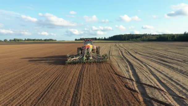 Boer in tractorzeugen Zaden in de bodem van landbouwgebied op Lente in Europa — Stockvideo