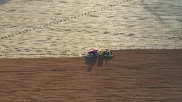 Sementes de plantação de trator de culturas de milho no campo agrário na vista aérea do por do sol — Vídeo de Stock