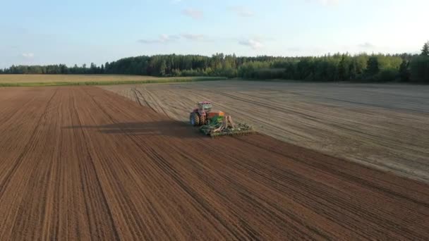 Agricultor em Trator Plantio de Sementes de Cultivos de Grãos em Campo Agrícola Aéreo — Vídeo de Stock