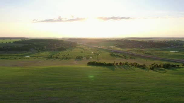 Vue Aérienne Par Les Collines Vertes Et Le Delta Du Fleuve Contre Le Coucher Du Soleil En Soirée D'été — Video