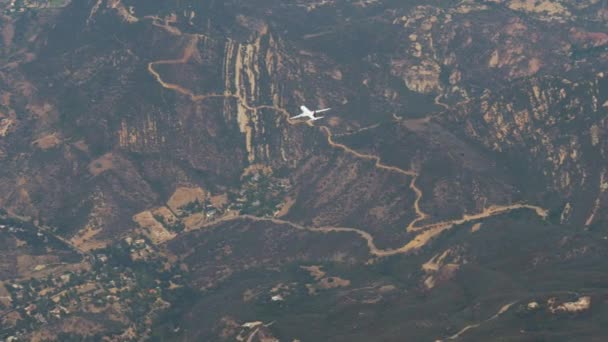 View From Plane Window Of A Near Fast Flying Passenger Plane Background Hills — ストック動画