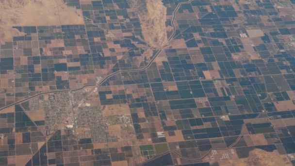 Vista aérea superior de uma planície rural com muitos campos planos quadrados — Vídeo de Stock