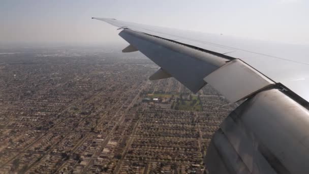 View From Plane Flying To Landing In Los Angeles On Building And Houses — ストック動画