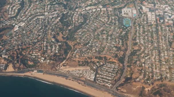 Vista desde el avión sobrevolando áreas residenciales y autopistas de Los Ángeles — Vídeo de stock