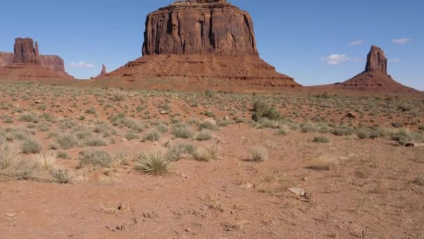 Pozostałości formacji skalnych z czerwonego piaskowca w Monument Valley Usa — Wideo stockowe