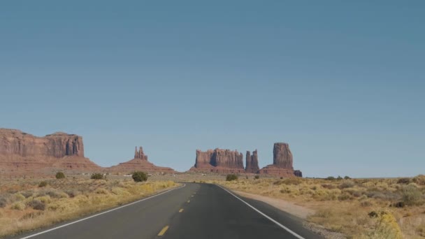 Οδήγηση στο διάσημο δρόμο σε Monument Valley Usa φόντο του κόκκινου βράχου Buttes — Αρχείο Βίντεο