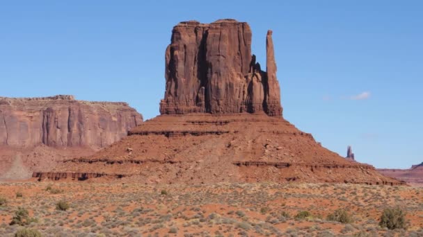 Buttes Of Red Orange Arenisca formaciones rocosas en Monument Valley EE.UU. — Vídeo de stock
