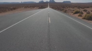 Usa Anıt Vadisi 'ndeki Butte ve Mesa Dağları' na uzanan ünlü batı yolu
