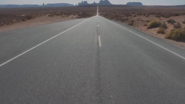 Διάσημος δυτικός δρόμος κατά μήκος της Butte και Mesa βουνά σε Monument Valley Usa — Αρχείο Βίντεο