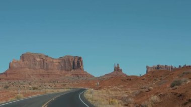 Anıt Vadisi Usa 'da, ünlü batı yolunda Red Rock Mesa Buttes ile araba sürmek.