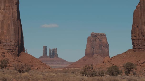 Famosas Buttes occidentales de formaciones de roca arenisca roja en Monument Valley EE.UU. — Vídeo de stock