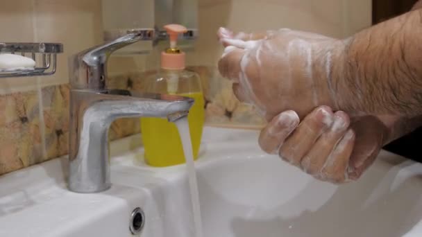 बुजुर्ग आदमी वायरस की रक्षा के लिए साबुन के साथ अपने हाथों को उचित और अच्छी तरह से धोता है — स्टॉक वीडियो