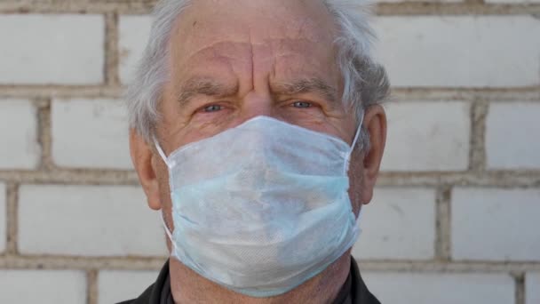 Detail portrét staršího šedovlasého muže v masce viru — Stock video