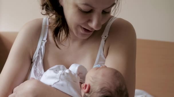 出産後の母は腕の中で新生児を抱える — ストック動画