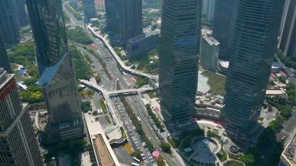 Шанхай, Китай - 21 травня 2019: Фінансовий центр з хмарочосами і вежею — стокове відео