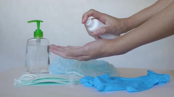 Primer plano de la mano de la mujer salpicando de botella de solución de alcohol en sus manos — Vídeo de stock