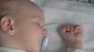 Emzik emziren Uyuyan Bir Bebeğin Yakın Çekimi