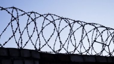 Beton Duvardaki Dikenli Tel