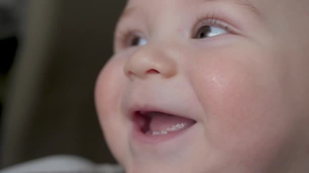 Portret van een grappige pasgeboren baby lacht — Stockvideo