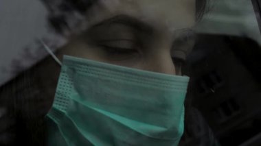 Koruyucu Tıbbi Maskeli Kadın Pencerenin Arkasında Caddeye Bakıyor