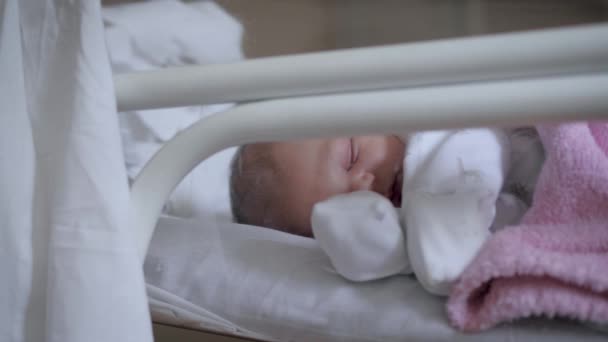 Nyfödda barn sover på bär i moderskap hem — Stockvideo