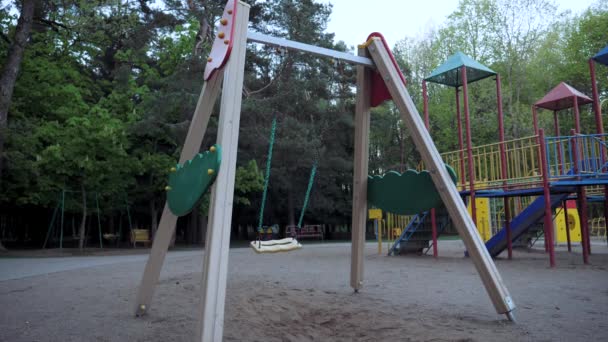 Lege kinderen Speeltuin in het park tijdens quarantaine als gevolg van bedreiging van het Coronavirus — Stockvideo