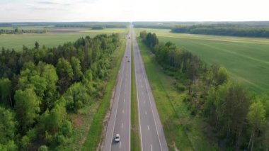 Hareket eden araba ve kamyonlarla Hız Otobanı Hava Görünümü
