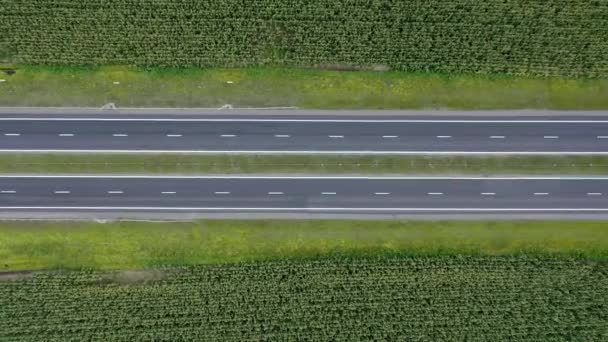 Воздушный полет над пустым скоростным шоссе в пригороде во время карантина — стоковое видео