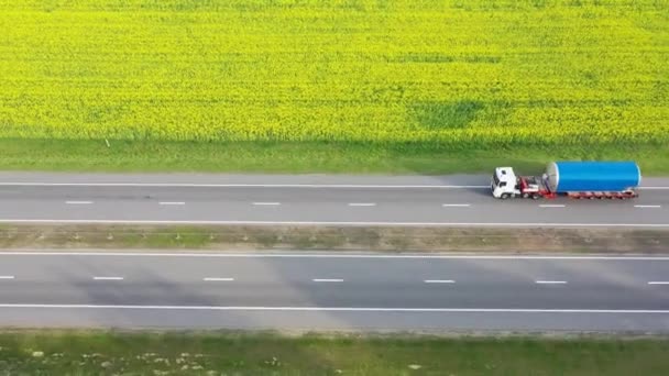 Φορτηγό μεταφορών μεταφέρει ένα μεγάλο φορτίο στην εθνική οδό — Αρχείο Βίντεο