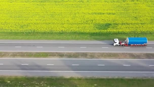 Camión de transporte lleva una gran carga en la carretera — Vídeo de stock