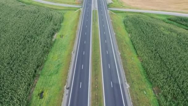 평창에서 비어 있는 고속 도로 위를 날고 있는 공중 비행 — 비디오