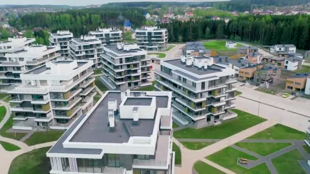 Légi repülés egy tiszteletreméltó területen házak és villák közelében az erdő — Stock videók