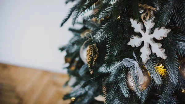 A estrela de madeira branca de Ano Novo, bolas e cones de abeto suspendem-se em um ramo de abeto. Há espaço para texto. Natal e feliz ano novo conceito. Papel de parede — Fotografia de Stock