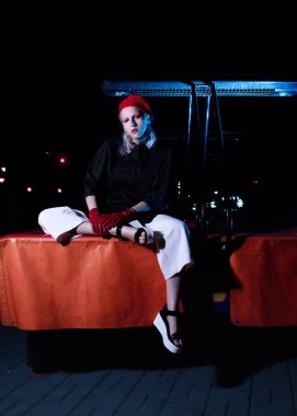 Moda silah Asya tarzı, gece city, neon ışıkları ve giyimleri, profesyonel model. Sokak moda stil.