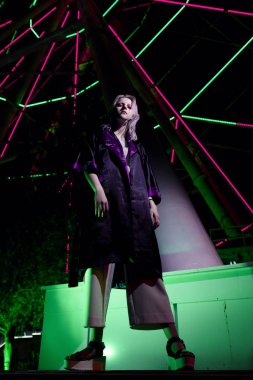 Moda silah Asya tarzı, gece city, neon ışıkları ve giyimleri, profesyonel model. Sokak moda stil.