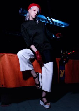 Moda silah Asya tarzı, gece city, neon ışıkları ve giyimleri, profesyonel model. Sokak moda stil.